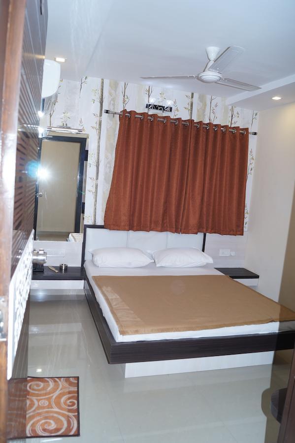 Shree Akshar Restaurant And Hotel Ahmedabad Ngoại thất bức ảnh
