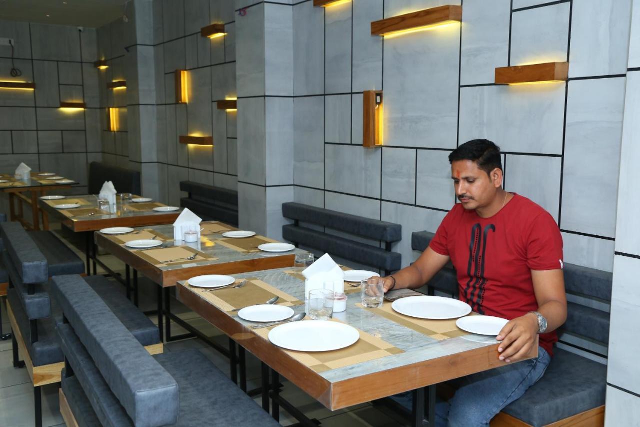 Shree Akshar Restaurant And Hotel Ahmedabad Ngoại thất bức ảnh