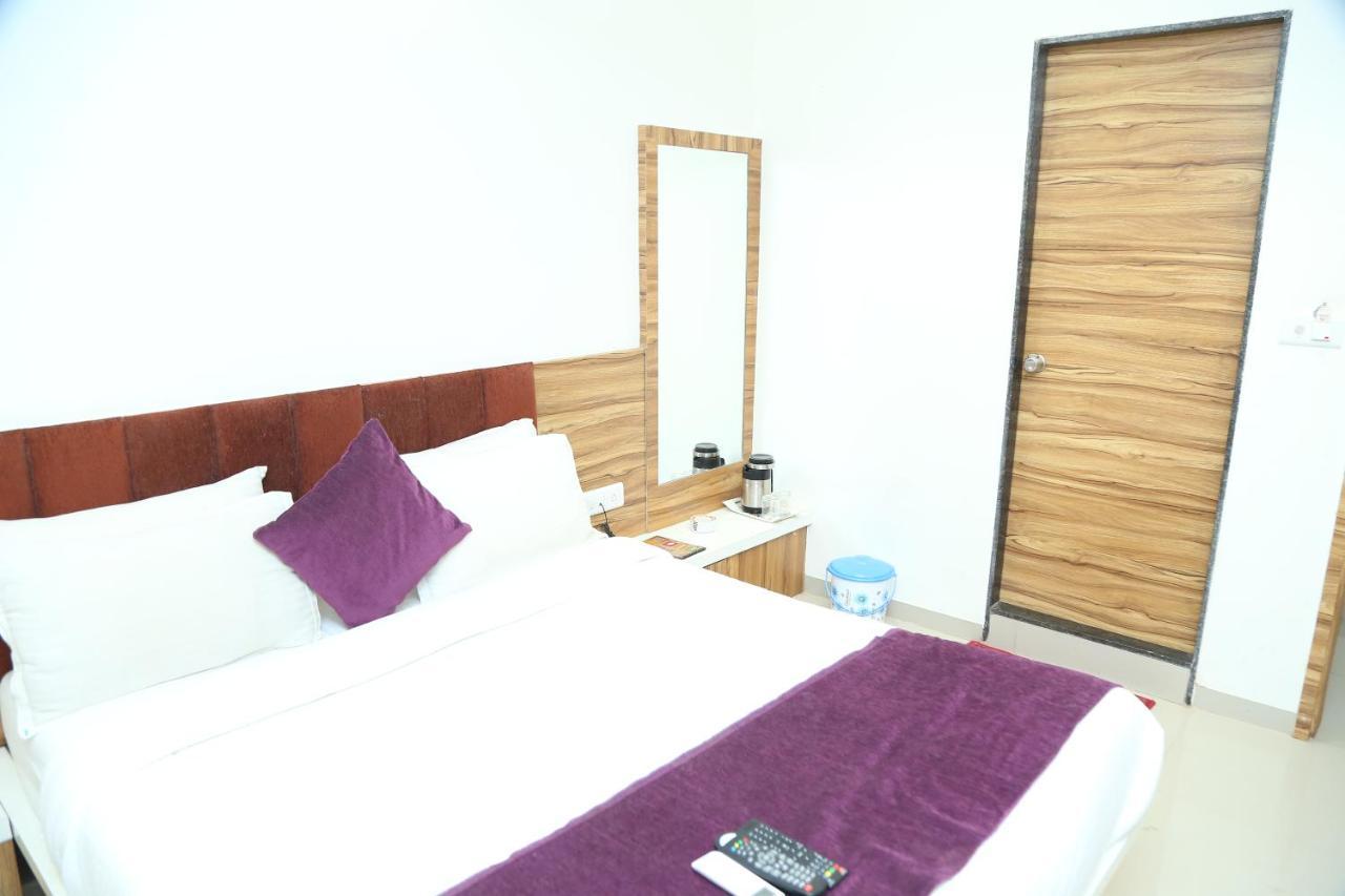 Shree Akshar Restaurant And Hotel Ahmedabad Ngoại thất bức ảnh