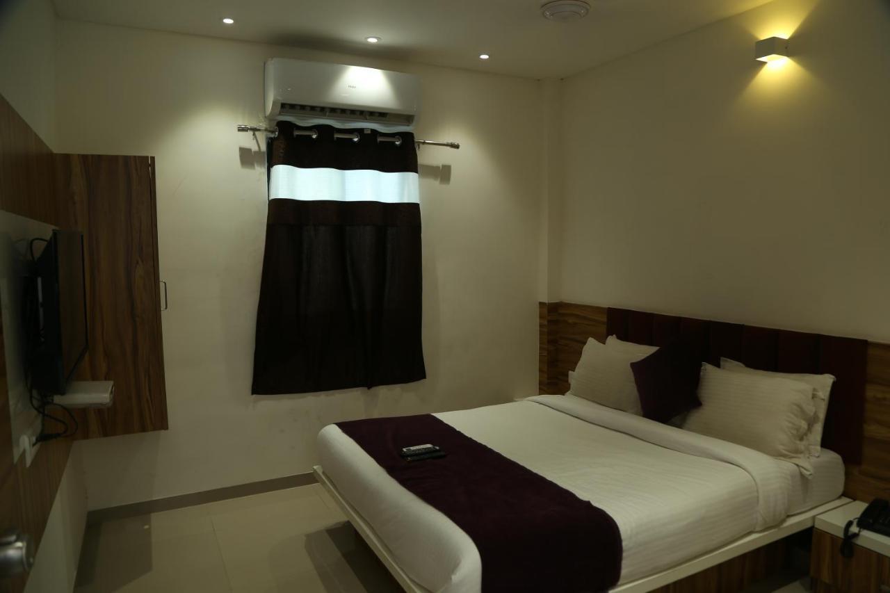 Shree Akshar Restaurant And Hotel Ahmedabad Ngoại thất bức ảnh