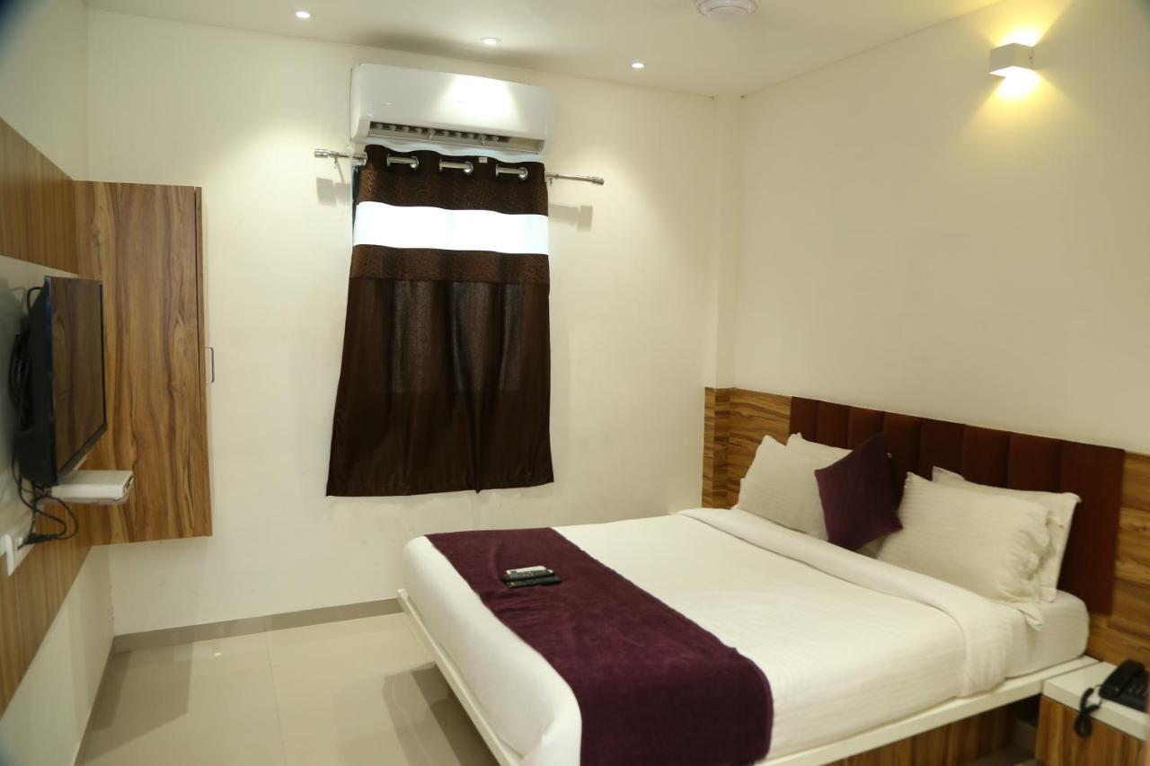 Shree Akshar Restaurant And Hotel Ahmedabad Ngoại thất bức ảnh